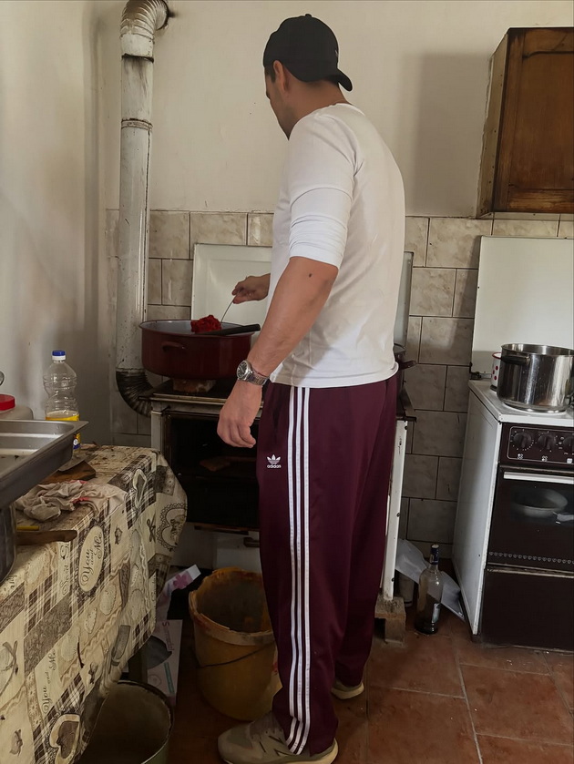 angjelka-prpikj-pravi-ajvar-kaj-majka-i-vo-selo-soprugot-i-pomaga-zoshto-lupish-piperki-stoejkji-02.jpg