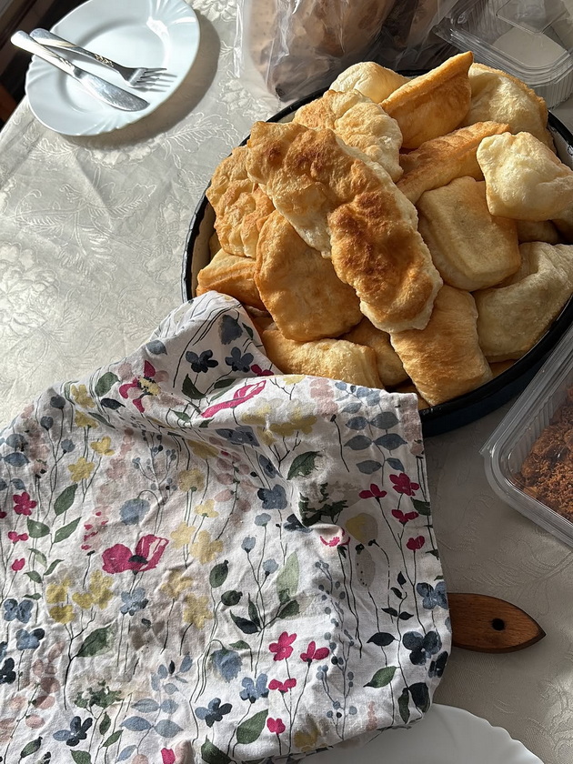 angjelka-prpikj-pravi-ajvar-kaj-majka-i-vo-selo-soprugot-i-pomaga-zoshto-lupish-piperki-stoejkji-03.jpg