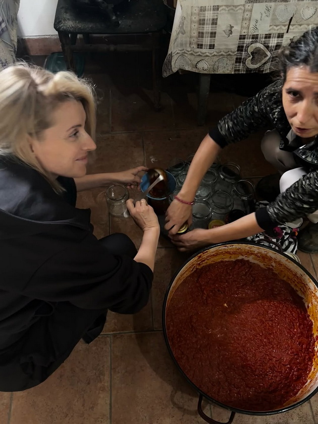 angjelka-prpikj-pravi-ajvar-kaj-majka-i-vo-selo-soprugot-i-pomaga-zoshto-lupish-piperki-stoejkji-04.jpg