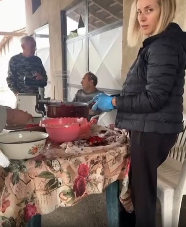 angjelka-prpikj-pravi-ajvar-kaj-majka-i-vo-selo-soprugot-i-pomaga-zoshto-lupish-piperki-stoejkji-07.jpg