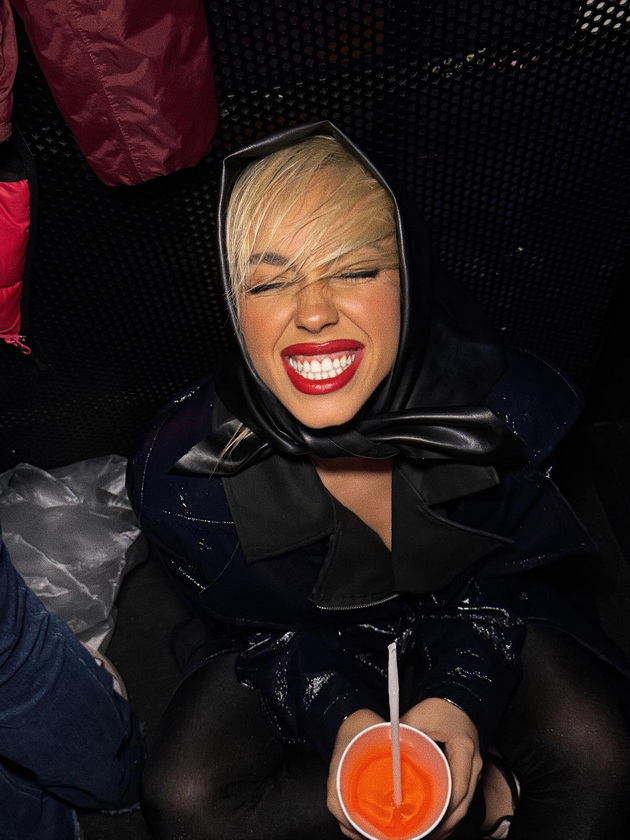 antonia-gigovska-i-marjan-petrov-na-koncert-na-lejdi-gaga-vo-milano-vip-kartite-gi-plativme-1-000-evra-nashiot-majkl-dameski-igrashe-na-scena-so-nea-31.jpg