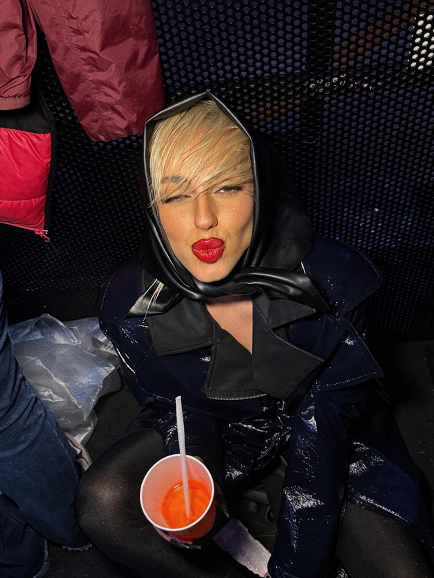 antonia-gigovska-i-marjan-petrov-na-koncert-na-lejdi-gaga-vo-milano-vip-kartite-gi-plativme-1-000-evra-nashiot-majkl-dameski-igrashe-na-scena-so-nea-32.jpg