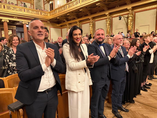 bravo-teshkoto-se-oreshe-vo-viena-stoechki-ovacii-na-istoriskiot-koncert-na-makedonskata-filharmonija-vo-avstrija-04.jpg