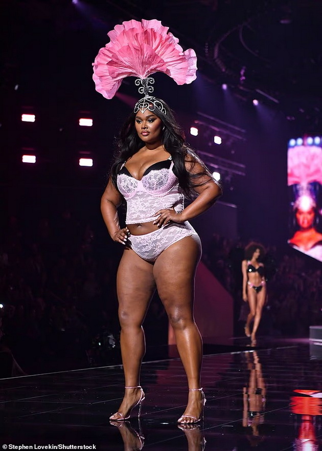 dami-so-oblini-bremena-manekenka-i-transrodov-model-shouto-na-victoria-s-secret-go-sobra-modniot-krem-vo-njujork-03.jpg