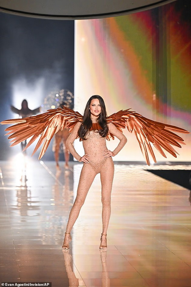 dami-so-oblini-bremena-manekenka-i-transrodov-model-shouto-na-victoria-s-secret-go-sobra-modniot-krem-vo-njujork-08.jpg