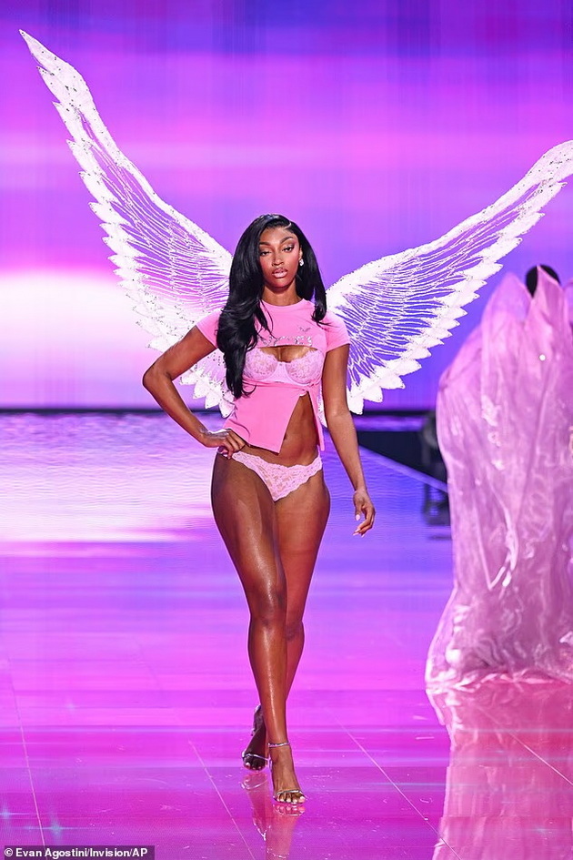 dami-so-oblini-bremena-manekenka-i-transrodov-model-shouto-na-victoria-s-secret-go-sobra-modniot-krem-vo-njujork-15.jpg