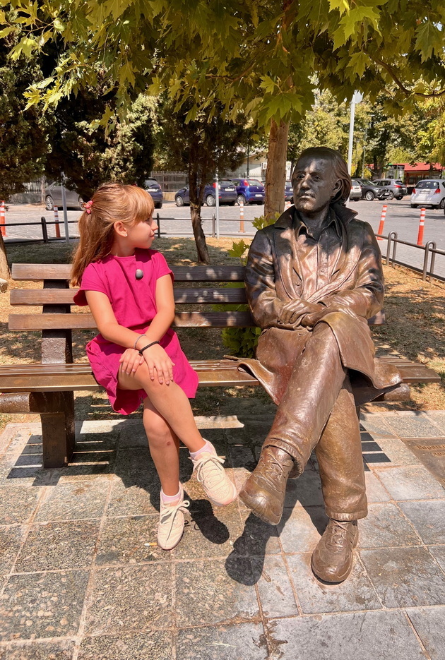 marta-9-od-skopje-ima-hit-videa-na-instagram-gi-imitira-roditelite-glumi-svekrva-shto-ja-ozboruva-snaata-03.jpg