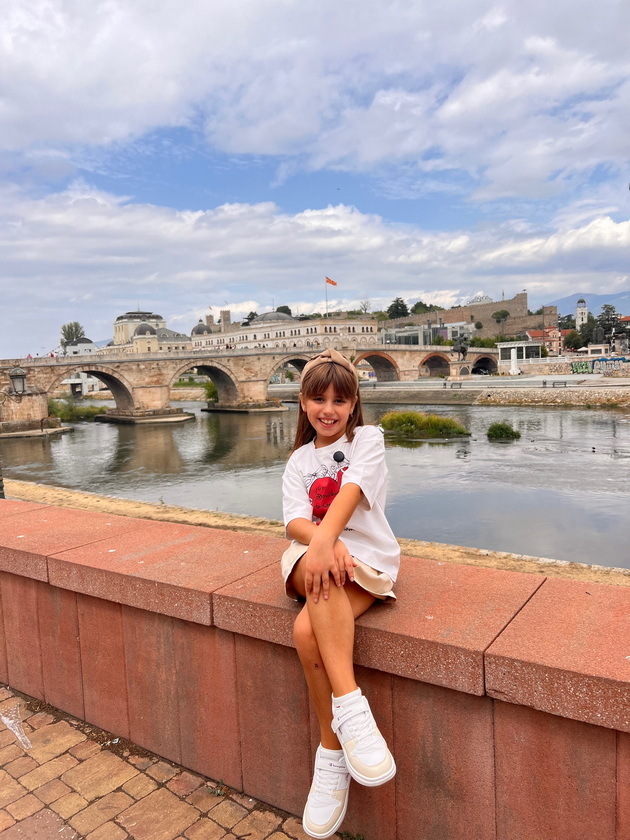 marta-9-od-skopje-ima-hit-videa-na-instagram-gi-imitira-roditelite-glumi-svekrva-shto-ja-ozboruva-snaata-11.jpg