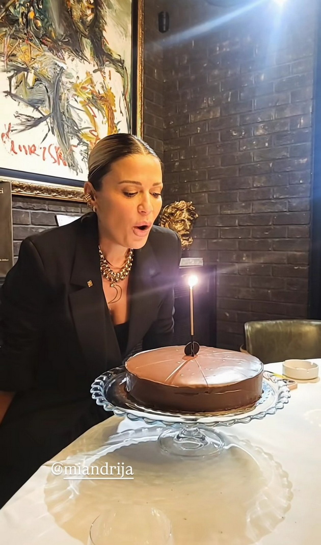 mia-kostova-go-proslavi-41-iot-rodenden-chokoladna-torta-vino-i-odbran-krug-prijatelki-10.jpg