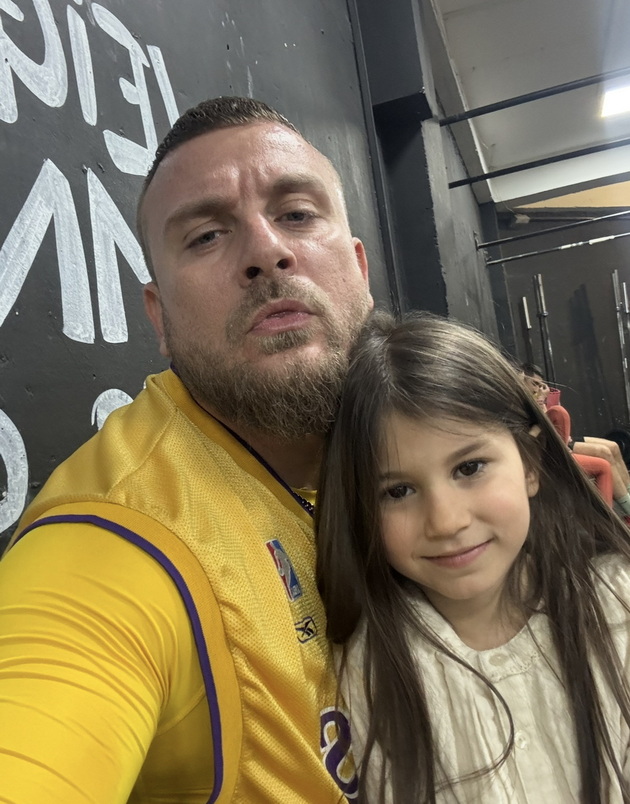 miro-kacarov-ja-obozhava-kjerkata-na-soprugata-od-prviot-brak-ja-zapoznav-mia-na-2-godini-denes-sme-nerazdelni-07.jpg