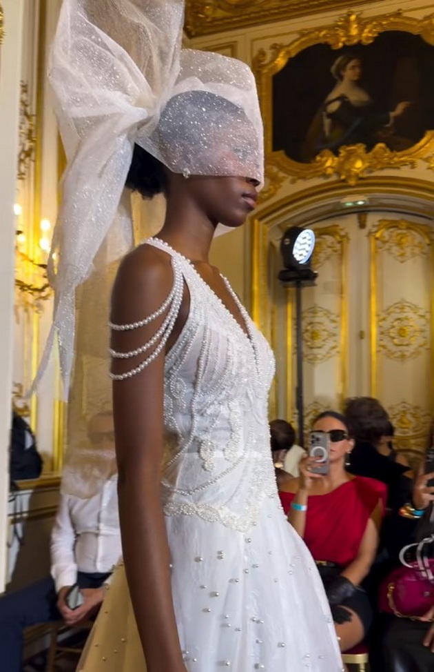 monika-kocareva-odrzha-revija-na-modnata-nedela-vo-pariz-aristokratski-hotel-modno-usoglasena-so-kjerkata-foto-06.jpg
