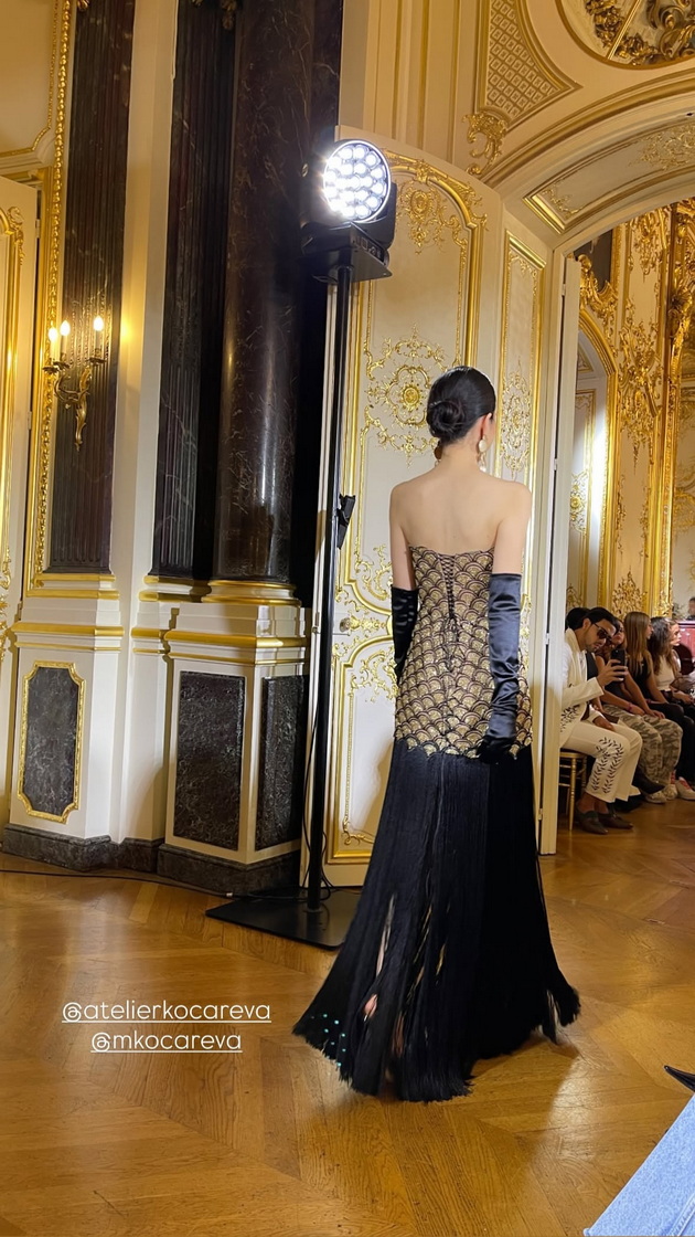monika-kocareva-odrzha-revija-na-modnata-nedela-vo-pariz-aristokratski-hotel-modno-usoglasena-so-kjerkata-foto-09.jpg