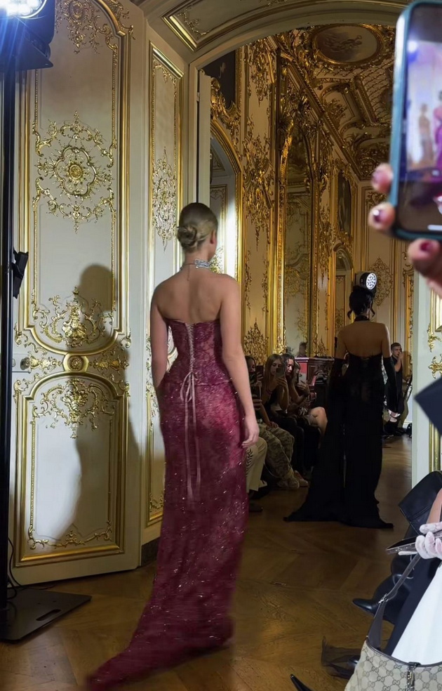 monika-kocareva-odrzha-revija-na-modnata-nedela-vo-pariz-aristokratski-hotel-modno-usoglasena-so-kjerkata-foto-13.jpg