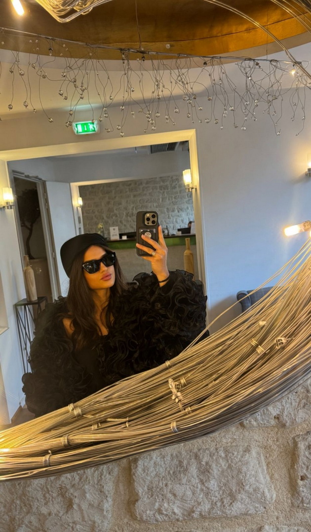 monika-kocareva-odrzha-revija-na-modnata-nedela-vo-pariz-aristokratski-hotel-modno-usoglasena-so-kjerkata-foto-29.jpg
