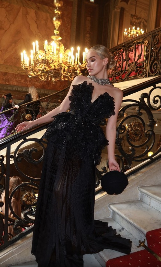 monika-kocareva-odrzha-revija-na-modnata-nedela-vo-pariz-aristokratski-hotel-modno-usoglasena-so-kjerkata-foto-31.jpg