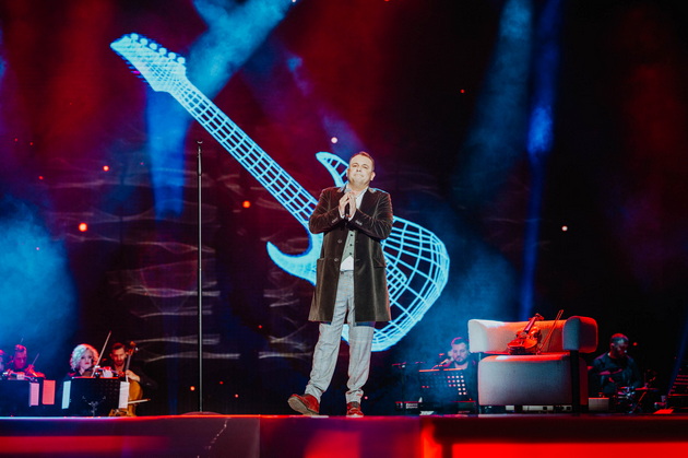 najemotivnite-momenti-na-makfest-2025-koki-peeshe-sam-bez-dule-stojan-troicki-se-rasplaka-za-nagradata-za-zhivotno-delo-06_copy.jpg