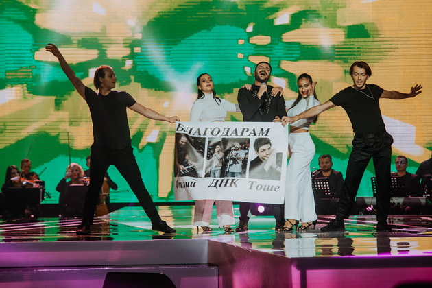 najemotivnite-momenti-na-makfest-2025-koki-peeshe-sam-bez-dule-stojan-troicki-se-rasplaka-za-nagradata-za-zhivotno-delo-14_copy.jpg