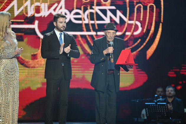 najemotivnite-momenti-na-makfest-2025-koki-peeshe-sam-bez-dule-stojan-troicki-se-rasplaka-za-nagradata-za-zhivotno-delo-41_copy.JPG