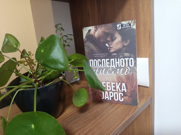 ruzhica-od-skopje-imam-biblioteka-od-400-knigi-chitam-vo-avtobus-na-pat-kon-rabota-koi-mi-se-omileni-10.jpg