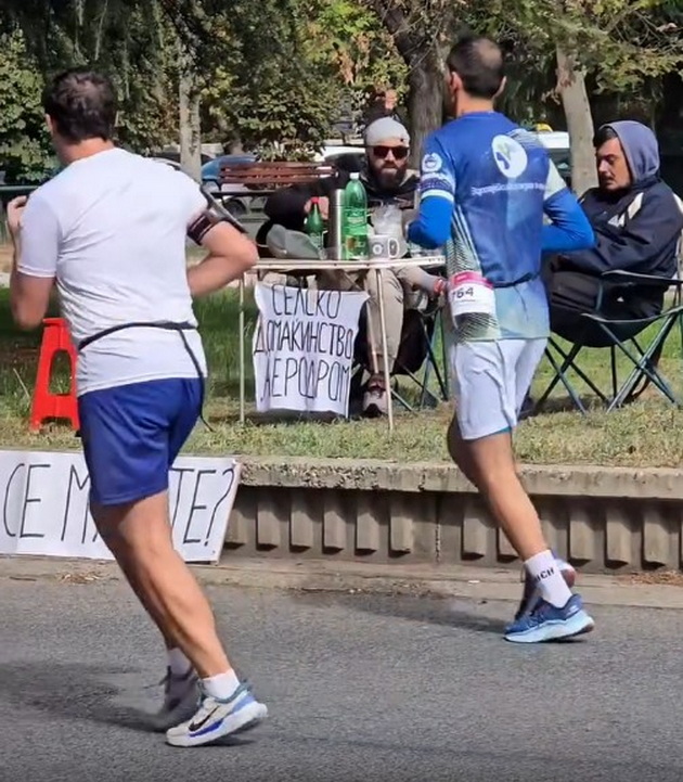 shegovito-video-od-skopski-maraton-aerodromci-kuliraat-so-gitara-dodeka-maratoncite-trchaat-zoshto-se-muchite-03.jpg