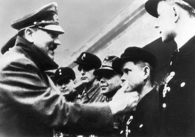 site-ljubovnici-na-adolf-hitler-biral-dvojno-pomladi-devojki-edna-mu-rodila-sin-vnukata-se-ubila-poradi-nego-05.jpg