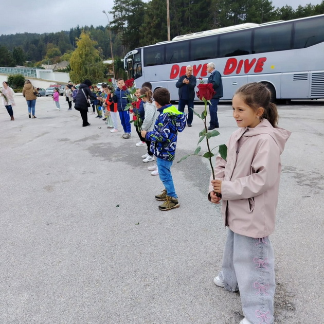 ultramaratoncite-pristignaa-na-grobot-na-toshe-po-istrchani-900km-vo-krushevo-prechekani-so-crveni-rozi-02.jpg