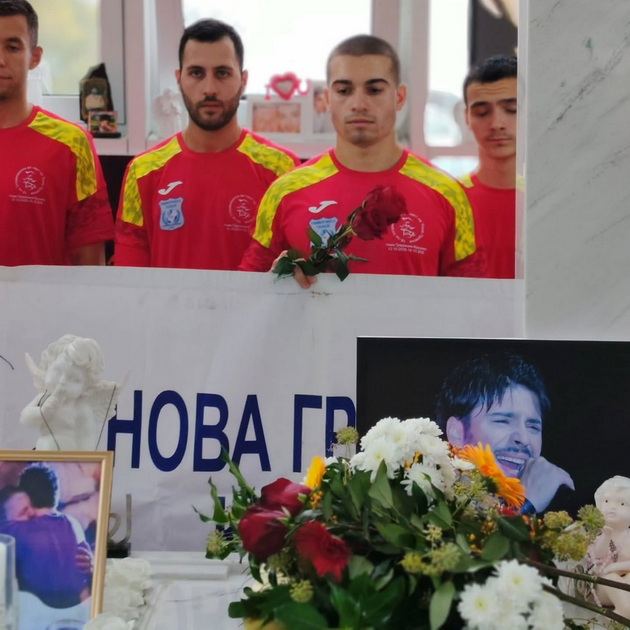 ultramaratoncite-pristignaa-na-grobot-na-toshe-po-istrchani-900km-vo-krushevo-prechekani-so-crveni-rozi-04.jpg