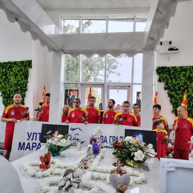ultramaratoncite-pristignaa-na-grobot-na-toshe-po-istrchani-900km-vo-krushevo-prechekani-so-crveni-rozi-05.jpg