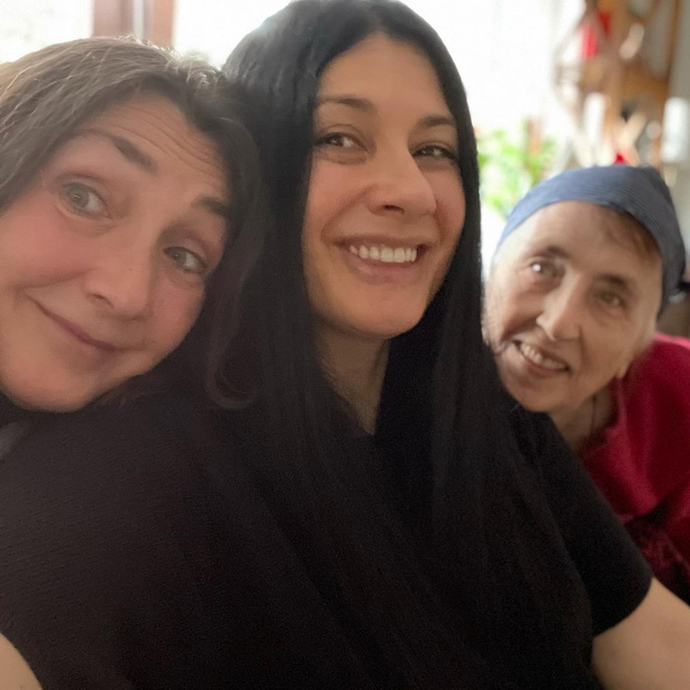 kaliopi-spodeli-prekrasni-fotki-so-majka-i-i-sestra-i-vo-domashna-atmosfera-ti-blagodaram-mamo-04_1.jpg