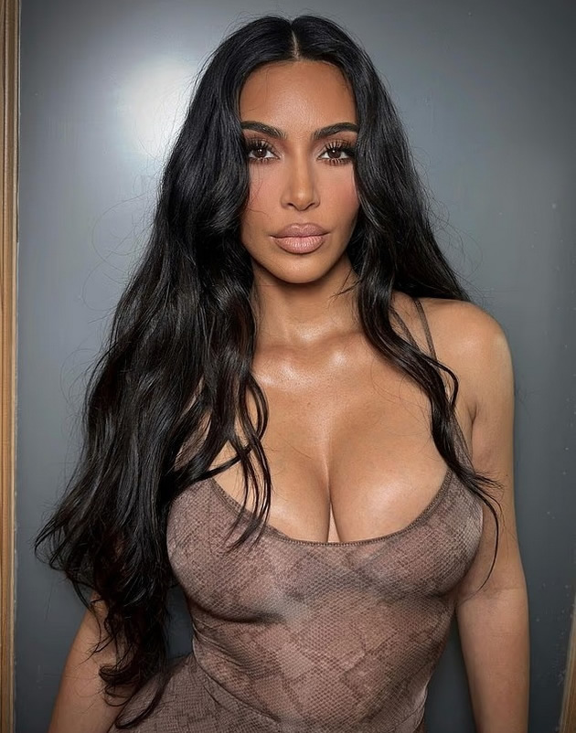 ne-i-ja-odzemam-kreativnosta-kim-kardashijan-po-kritikite-za-stajlingot-na-kjerka-i-nesoodvetniot-pirs-i-bizarniot-izgled-03.jpg