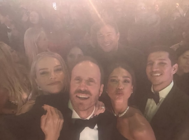 se-baknuvaat-vo-javnost-sega-toj-objavi-prvi-fotki-so-nea-djesika-alba-ima-33-godishen-dechko-po-razvodot-16.jpg