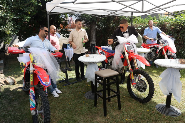 antonio-od-negorci-na-hit-nachin-se-zboguvashe-so-motociklot-na-denot-na-svojata-svadba-foto-10.JPG