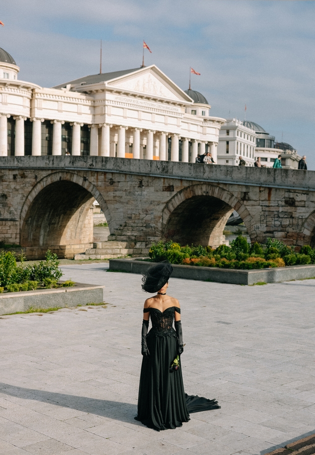dali-ste-ja-zabelezhale-misterioznata-devojka-vo-crna-venchanica-na-ulicite-na-skopje-06.JPG