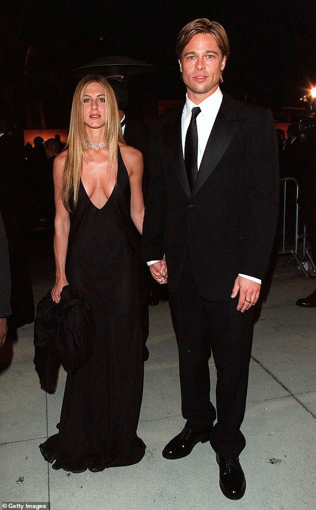 dzhenifer-aniston-ja-potvrdi-vrskata-so-guruto-so-zaednichka-fotka-za-negoviot-50-ti-rodenden-04.JPG