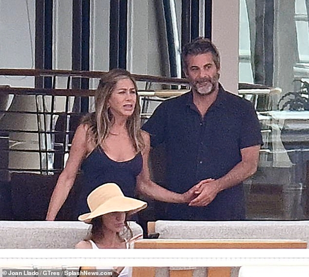 dzhenifer-aniston-ja-potvrdi-vrskata-so-guruto-so-zaednichka-fotka-za-negoviot-50-ti-rodenden-06.JPG