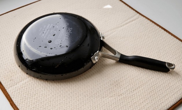 ja-miete-vo-mashina-gotvite-na-najvisoka-temperatura-kako-gi-unishtuvate-neleplivite-tavi-06.JPG
