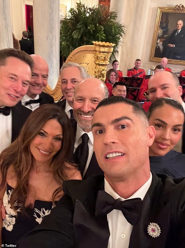 kristijano-ronaldo-i-dzhordzhina-na-poseta-vo-belata-kukja-se-fali-so-svrshenichkiot-prsten-vechera-so-najmokjnite-lugje-vo-svetot-02.JPG