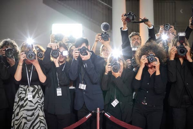 me-sledea-paparaci-do-doma-obichni-lugje-koi-bile-vo-vrska-so-slavna-lichnost-spodeluvaat-loshi-iskustva-02.JPG