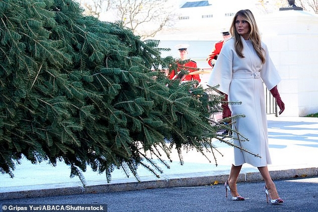 melanija-tramp-vo-elegantno-izdanie-ja-precheka-novogodishnata-elka-vo-belata-kukja-foto-03.JPG