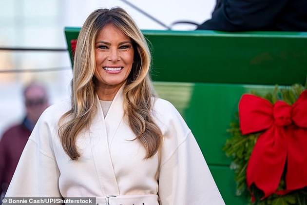 melanija-tramp-vo-elegantno-izdanie-ja-precheka-novogodishnata-elka-vo-belata-kukja-foto-04.JPG