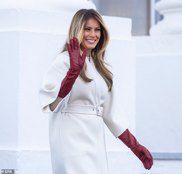 melanija-tramp-vo-elegantno-izdanie-ja-precheka-novogodishnata-elka-vo-belata-kukja-foto-8.JPG