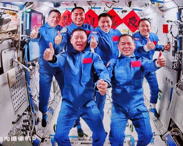 nov-tim-astronauti-zaglaveni-vo-vselenata-na-kineskata-stanica-javnosta-go-moli-ilon-mask-da-gi-spasi-02.JPG