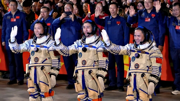 nov-tim-astronauti-zaglaveni-vo-vselenata-na-kineskata-stanica-javnosta-go-moli-ilon-mask-da-gi-spasi-08.JPG