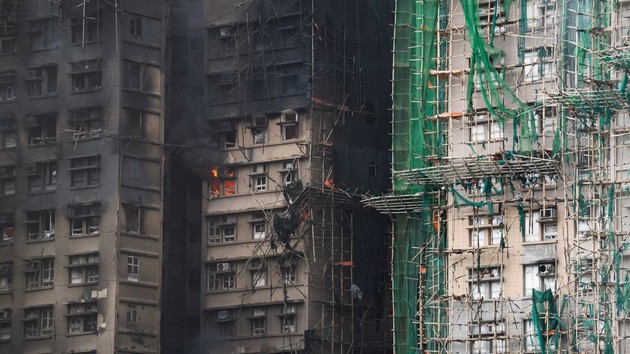 potresni-svedoshtva-od-prezhiveanite-vo-pozharot-vo-hongkong-gledav-fotografii-od-zaginati-za-da-si-go-najdam-semejstvoto-05.jpg