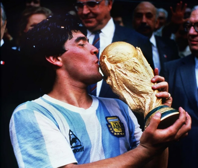 propasta-na-fudbalskata-legenda-maradona-ja-zavrshi-karierata-poradi-droga-poslednite-denovi-bil-vo-agonija-02.JPG
