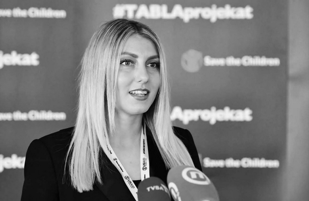 prosti-ni-aldina-potresni-poraki-po-femicidot-vo-mostar-bliskite-se-zboguvaat-od-devojkata-koja-beshe-ubiena-vo-hotelski-toalet-05.JPG