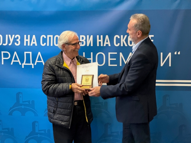 sojuzot-na-sportovi-na-skopje-gi-dodeli-nagradite-13-noemvri-plivachot-evgenij-pop-acev-sportist-na-godinata03.JPG