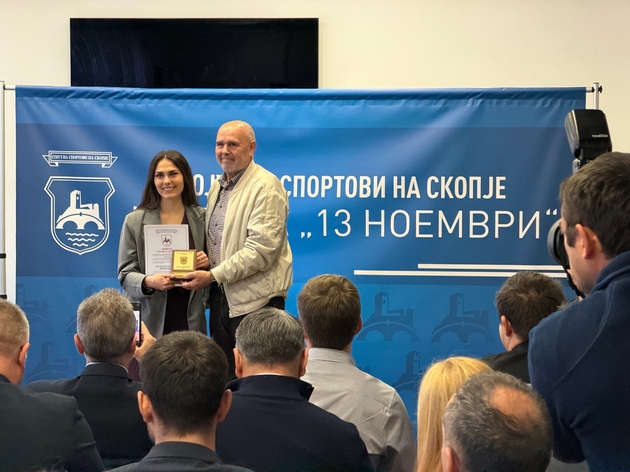 sojuzot-na-sportovi-na-skopje-gi-dodeli-nagradite-13-noemvri-plivachot-evgenij-pop-acev-sportist-na-godinata04.JPG