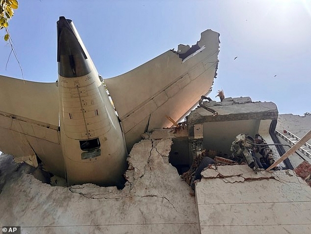 stradam-psihichki-ne-sakam-da-zboruva-so-nikoj-edinstveniot-prezhivean-vo-avionskata-nesrekja-vo-indija-so-emotivna-izjava-03.JPG