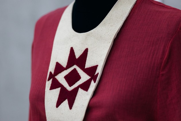 tekstilna-izlozhba-eko-ruba-na-marina-zarkova-kreacii-od-preraboten-otpaden-tekstil-inspirirani-od-tradicionalni-folklorni-motivi-04.jpg